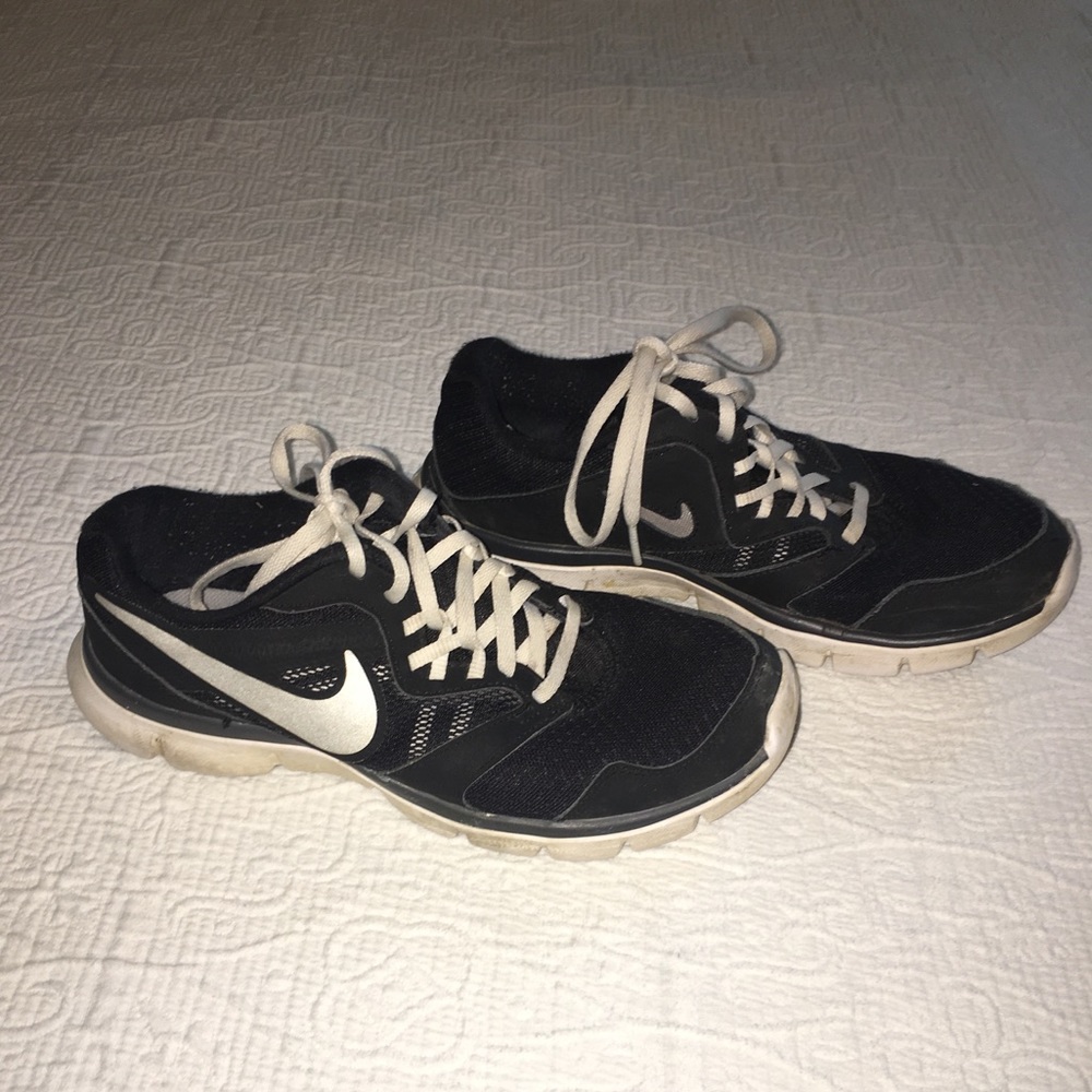 Black Nike Tennis Shoes